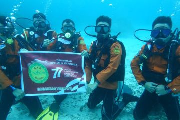 Basarnas kibarkan bendera merah putih bawah laut