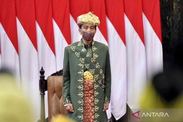 Presiden Joko Widodo mengenakan pakaian adat Paksian dari Bangka Belitung