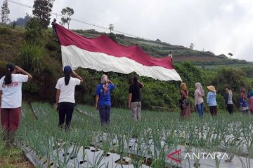 Warga lereng Merbabu bentangkan bendera Merah Putih raksasa