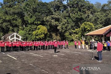 Seratusan pendaki bersiap melaksanakan upacara di puncak Gunung Arjuno