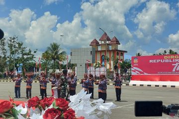 Grup Suling Tambur lansia meramaikan HUT RI di Papua