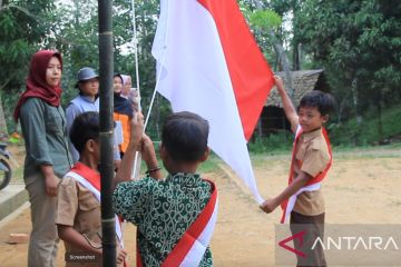 Kibar Merah Putih Anak Rimba di Taman Nasional Bukit Duabelas