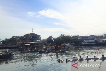 Masyarakat nelayan Padang kibarkan Merah Putih di tengah sungai