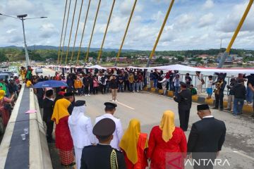 Merah Putih 770 meter dikibarkan di Jembatan Teluk Kota Kendari