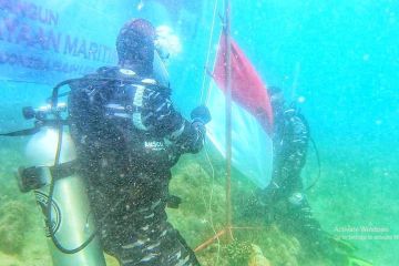TNI-AL Saumlaki sukses kibarkan bendera Merah-Putih di bawah laut