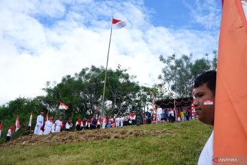 Masyarakat Tenilo gelar upacara HUT RI di atas bukit