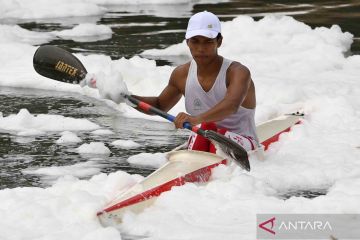 Atlet Dayung DKI Jakarta berlatih di antara busa polusi di Kanal Banjir Timur