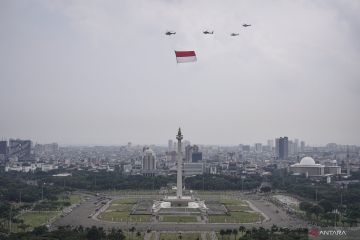 Flypass pesawat tempur dan bendera raksasa HUT RI