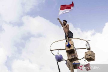 Lomba panjat pinang HUT Kemerdekaan kembali digelar di Pantai Ancol