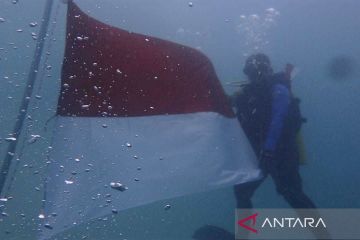 TNI AL gelar upacara bendera di bawah laut serentak di 77 titik di Nusantara