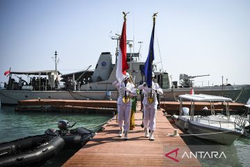 Jelang pengibaran bendera Merah Putih di bawah laut