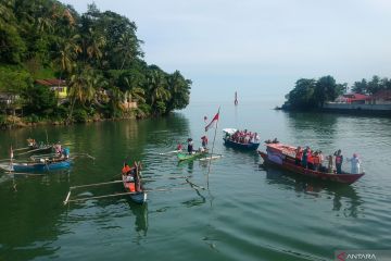 Upacara bendera di muara sungai Batang Arau