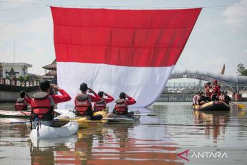 Relawan sungai gelar upacara bendera HUT Kemerdekaan di tengah Kali Anyar, Solo