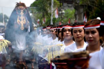 Seniman dan warga Ubud berparade kemerdekaan