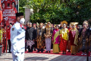 Jajaran PDIP Surabaya kenakan pakaian adat saat upacara HUT ke-77 RI