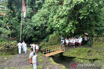 Upacara Kemerdekaan diadakan di titik temu dua Sungai Oss Ubud