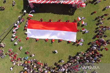 Rentang bendera raksasa warnai perayaan HUT RI di KBRI Ankara