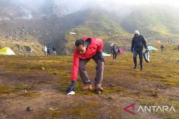 Pemkab Solok lakukan pembersihan Gunung Talang usai upacara HUT RI