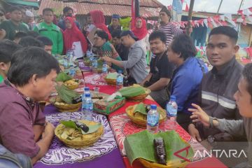Ratusan warga Palembang ikuti lomba makan pempek terbanyak