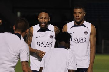 Pelatih PSG bantah kabar Mbappe dan Neymar tidak akur