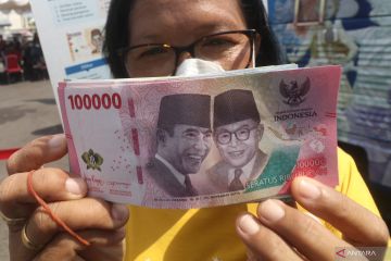 Rupiah melemah tipis seiring surplusnya neraca transaksi berjalan