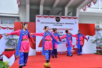 Mahasiswa UI-warga Laos kolaborasi bawakan tarian Betawi di KBRI Laos