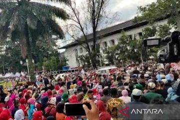 Warga berkerumun di lokasi acara Puncak HUT ke-77 Jabar