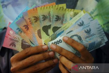 Antusiasme warga di berbagai daerah menukarkan uang kertas rupiah baru