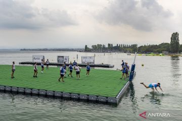 Main rugby di lapangan terapung