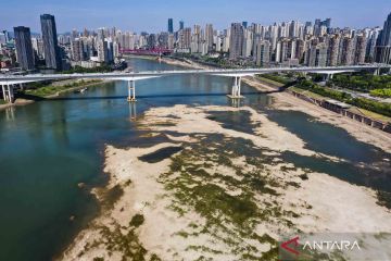 Permukaan air Sungai Jialing di Kota Chongqing menurun akibat musim kering