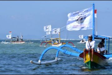 Warga Sanur pawai jukung tolak terminal LNG