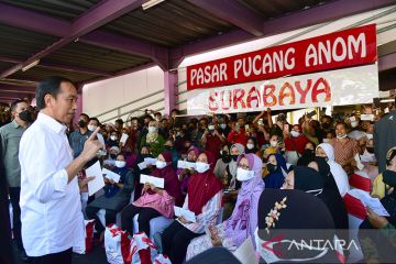 Presiden awali kunker Jatim bagikan bansos di Pasar Pucang Anom