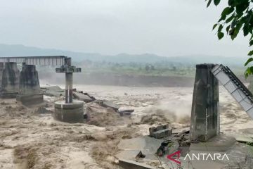 Banjir dan tanah longsor terjang India, puluhan orang tewas