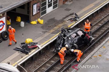 Kecelakaan mobil masuk jalur kereta Piccadilly Line di London