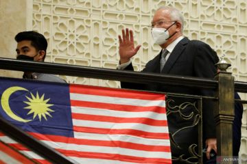 Jalani sidang lanjutan, mantan PM Malaysia Najib Razak didampingi putra sulungnya