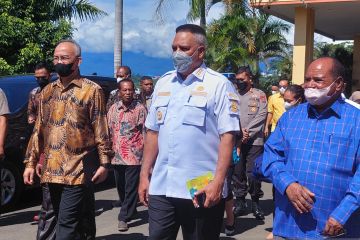 Gubernur Papua Barat tinjau lokasi bencana di Kota Sorong