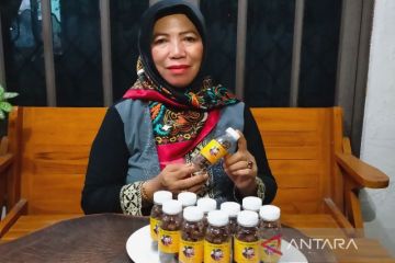 Seorang ibu di Kotawaringin Barat olah bawang Dayak jadi permen herbal