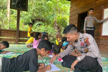 Anak SAD di Sarolangon-Jambi mendapat pengajaran Polisi Rimba