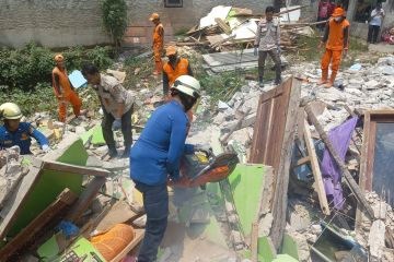 Dinas Kebakaran Jakarta Timur evakuasi puing rumah roboh di Makasar