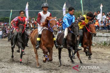 Aksi joki cilik saat lomba pacuan kuda tradisional di Aceh Tengah