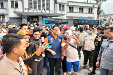 Warga berebut swafoto dengan Anies Baswedan di Kota Tua