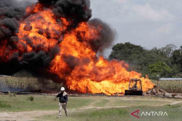 Pipa penyalur gas milik perusahaan minyak negara Meksiko terbakar