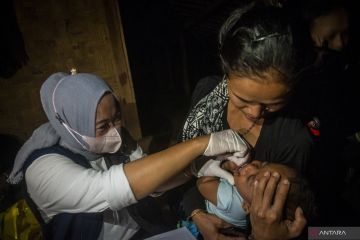 Puskesmas Cisimeut Lebak layani imunisasi anak warga Badui malam hari
