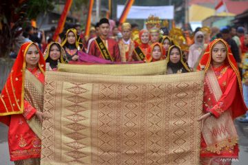 Parade 1.000 songket di Tanah Datar