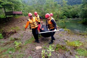 Tim Basarnas evakuasi dua jenazah korban terseret arus sungai di Aceh