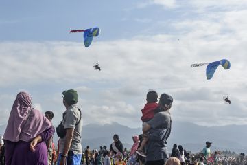 Atraksi paramotor dalam even Pelangi Nusantara