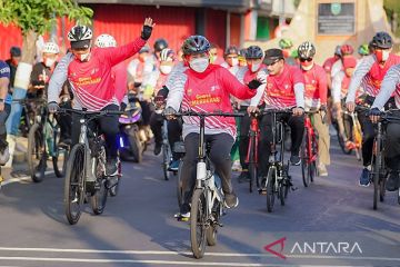 Gubernur Khofifah gowes di Madiun bangun semangat nasionalisme warga