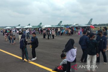 Pameran pesawat tempur TNI AU di Palembang disaksikan ribuan warga