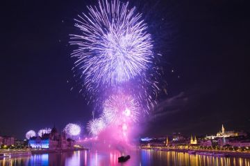 Hongaria rayakan hari libur nasional dengan pertunjukan kembang api