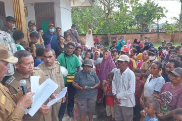 Gubernur temui korban banjir Sorong pastikan bantuan tepat sasaran